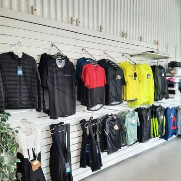 Kläder i butiken hos Lundhs MTB Cykel Service